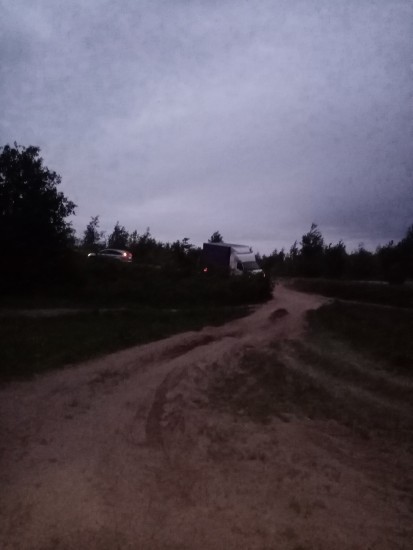 Вот в сумерках показался Мобибавоз