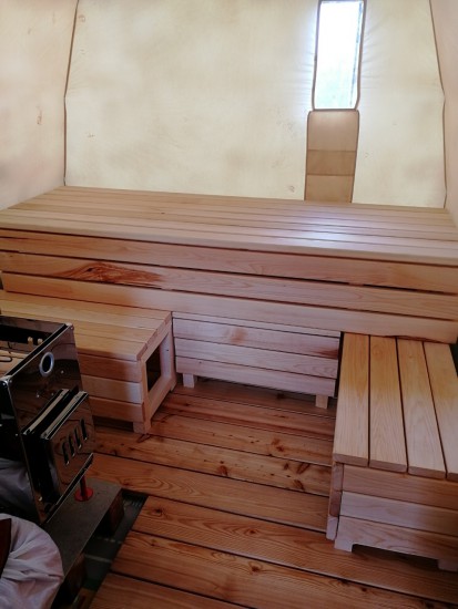 Нижний полок задвижной что бы парить было удобно.