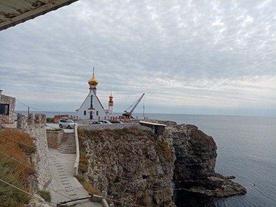Рядом артель стоит.