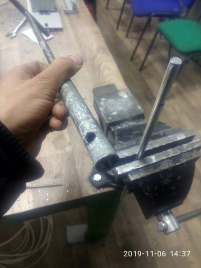 Гнул с помощью воротка, из ключа трубчатого на 13.