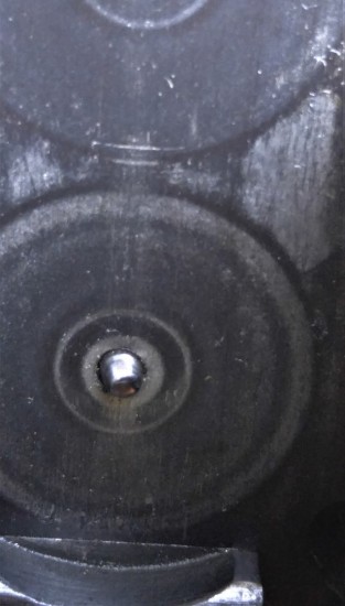 Круги вокруг расклепанного бойка нижнего ствола, которым пользовались гораздо больше верхнего