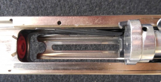 Вверху, правее маленького отверстия, видна выработка от выбрасывании гильз при 5,000 выстрелов