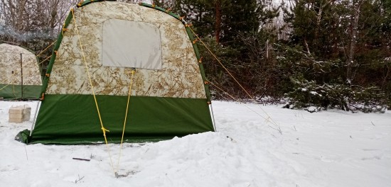 устанавливал один колышек на одну сторону фиксируя растяжку за петлю на стене и открытую дугу на углу,на сгибе. Очень понравилось,особенно после банных процедур,легче отвязать от дуги чем от петли на стене палатки в зимний период.