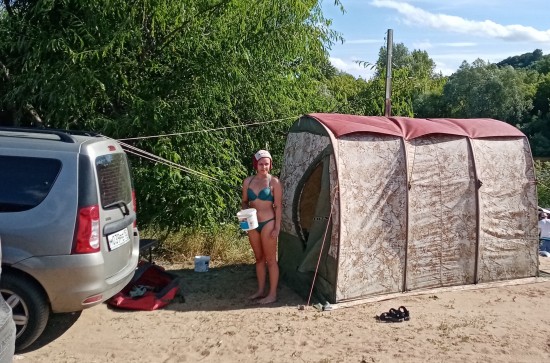 Дочь в баню заехала.