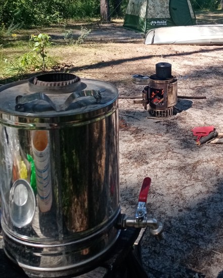 Вскипятив воду для чая и приготовления супа,снимаем бак и готовим обед-ужин.
