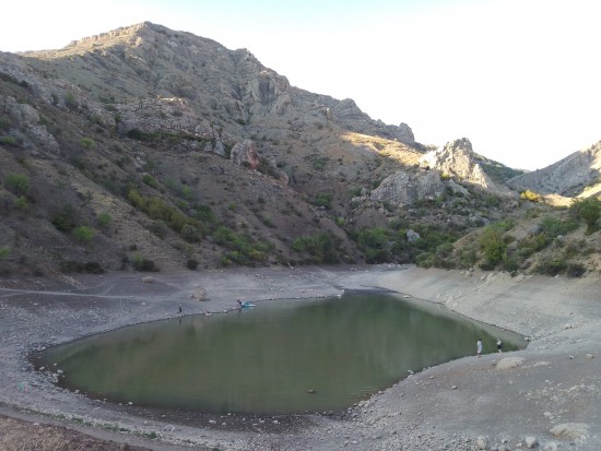 Озеро сильно обмелело. Местные жители говорят, что этот год, засушливый