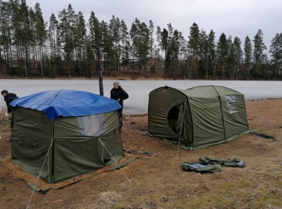 вот две палатки отдельно стоят