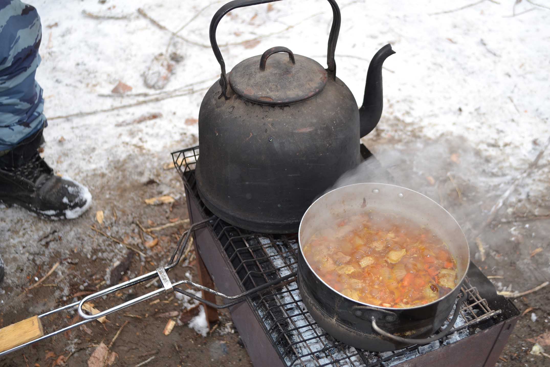 Наш завтрак на траве(снегу).
