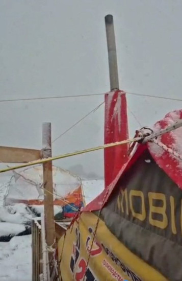 Палатка МБ-18_22 в Антарктиде на острове Смоленск выдержала штормовой ветер силой 45 узлов.jpg