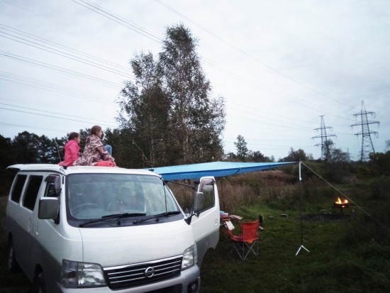 Любуются открывшимся им с высоты видом)