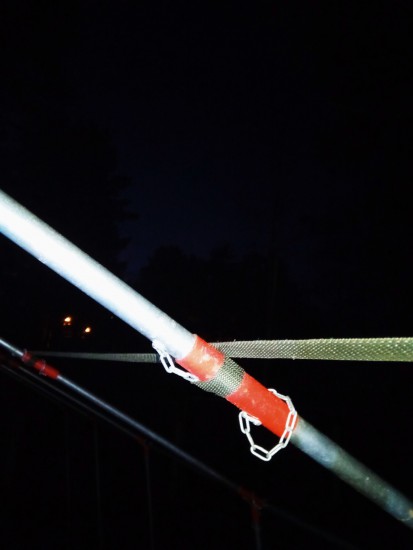 Здесь не закрутил полностью цепочку, так от разборки узла предотвращает, видно что немного но вышел из трубы, а дальше нет)